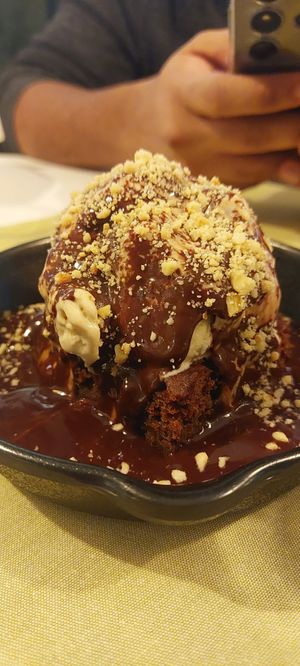 Brownie de garbanzos con helado y salsa caliente chocolate vegano at Verdelima in Leon