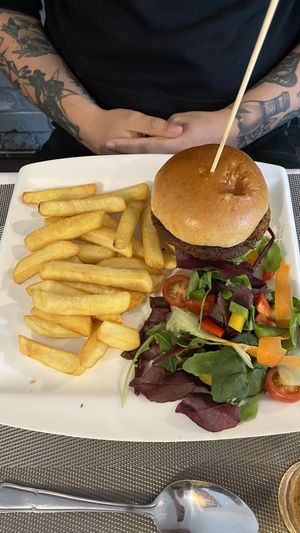 Veganer Burger mit Pommes - leider ohne Dip, ohne Sauce auf dem Burger, dadurch sehr trocken.   at Old Station Restaurant in Spean Bridge