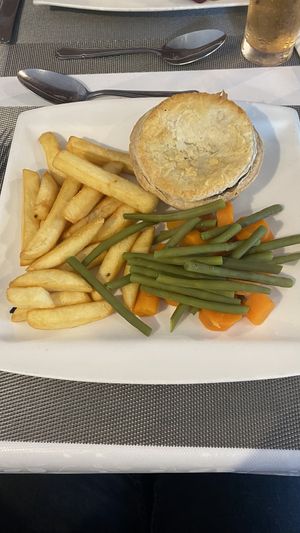 Veganer Steak Pie mit Pommes und Gemüse, leider ohne Dip, Pommes und Gemüse waren zu wenig gesalzen.   at Old Station Restaurant in Spean Bridge