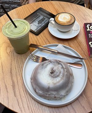 Rol de cardamomo, Matcha Latte  at Café Cacao in Monterrey