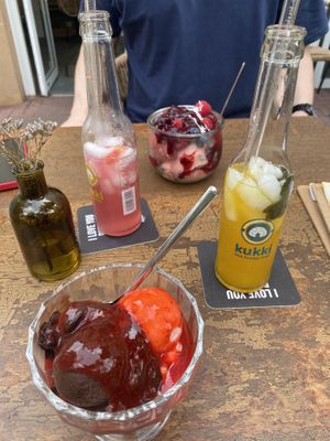 Veganer Eisbecher (oben) und 2 Kugel veganes Eis (unten) mit veganen Cocktails aus Fruchtwein  at Impi Snack in Cologne