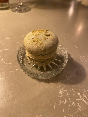 Macaron pistachio: very good! Crispy dough with creamy and nutty filling  at Fret  in Den Bosch