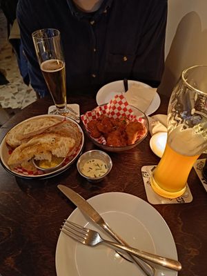 Bread and cauliflower wings at Fret  in Den Bosch