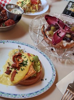 Onder: eggz Bennie, rechts: toast fret, links: bloemkool wings at Fret  in Den Bosch