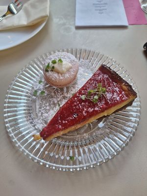 Macaron & cheesecake  strawberry at Fret  in Den Bosch