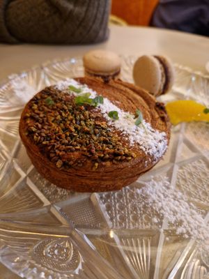 Pistache roll en macarons at Fret  in Den Bosch