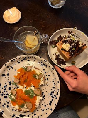 Broodje zalm en brioche krokante oesterzwam at Fret  in Den Bosch
