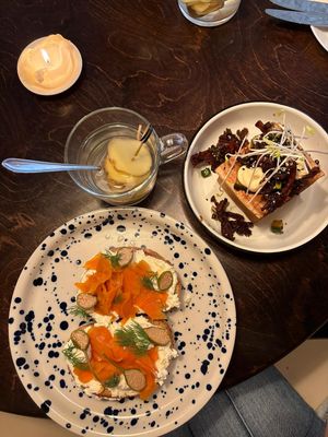 Broodje zalm en brioche krokante oesterzwam at Fret  in Den Bosch