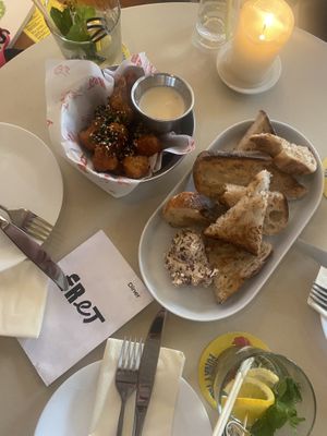 Bloemkoolwings & brood met dips  at Fret  in Den Bosch