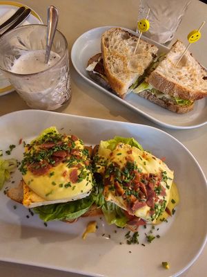 Eggs Bennie, BLT, Chai latte at Fret  in Den Bosch
