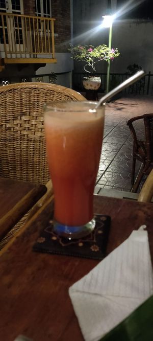 Fresh tamarillo and passion fruit juice at Omlandia in Deli Tua