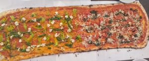 Metre long pizza at Les Arenes in Alghero