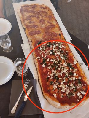 Der umkreisteTeil war die vegane Thunfisch-Pizza:) at Les Arenes in Alghero