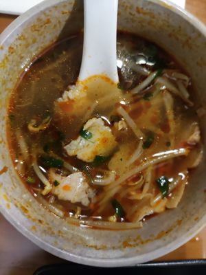 Scharfe Tom-Yam Suppe at Vevi Restaurant III in Vienna