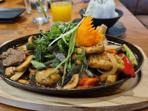 heiße pfannen mit melanzani und tofu at Vevi Restaurant III in Vienna