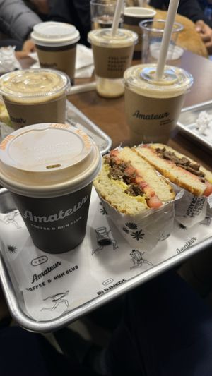 Latte + no lomo  at Amateur Coffee & Run Club in Lima