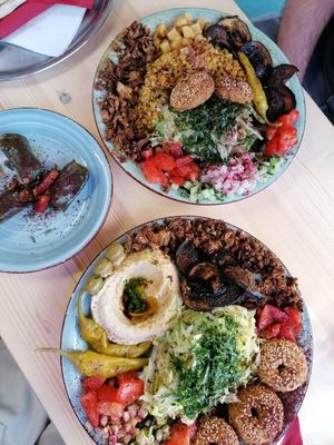 Falafelteller und Vegetarischer Teller auf Wunsch auch Vegan at La Rose in Karlsruhe