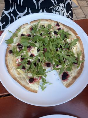 Flammkuchen rot weiß, vegetarisch oder vegan möglich   at Gastehaus Rosenhof in Mainz
