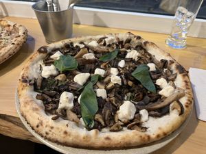 3 Pilze mit veganem Mozarella  at As Pizzas Do Mauro in Funchal
