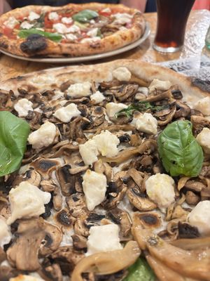 3 funghi and ortholana with Veganaria cheese  at As Pizzas Do Mauro in Funchal