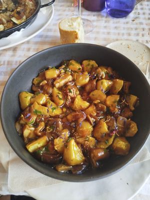Guiso de patatas y hongos. at Casa Xurde in Las Arenas