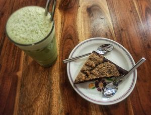 Matcha latte and brownie at L'Instant Thé in Toulon