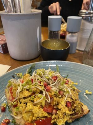 Hummusbrot mit Scrambled Tofu  at Servus Gelting  in Geretsried