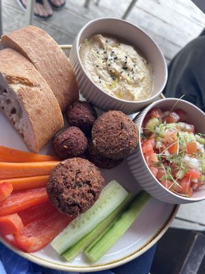 Falafel mit Hummus und Salsa  at Watt's Up Foehr in Nieblum