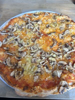 Pizza champignons 🍄‍🟫   at La Trattoria in Bruges