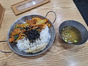 Vegan bulgogi with mandu and light soup on the side at Daejeob - 대접 in Gwangju