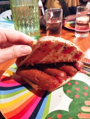 Sandwich de salchicha vegana at Cha Chai Home in Koh Phayam