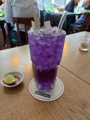 "Schmetterling Blüten Tee" with lime (butterfly flower tea, 4.50€) at Mâm Chay in Dusseldorf