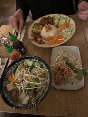 Die Atmosphäre im Laden ist gemütlich, aber dadurch kann man nicht so gute Fotos machen 😃 ! Es ist noch viel leckerer als es aussieht!   at Mâm Chay in Dusseldorf