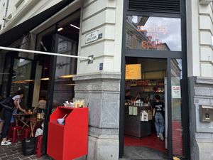 On the corner at Knees To Chin in Ghent