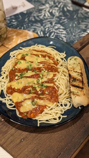 🍝🥖 Sweet Filipino Spaghetti (410PHP | 7.3$) at PLNT+HRVST in El Nido
