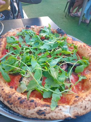 Pizza vegetaria with vegan mozzarella at Eteria in Posada