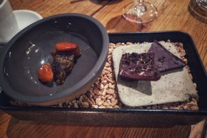 Petit Fours: kandierte gelbe Beete mit Mandel und Bruchschokolade at Wolfs Junge in Hamburg