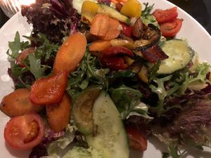 Salat vegetaria: mit Grillgemüse (ohne Parmesan bestellen) / veg(etari)an salad: with grilled vegetables (order without parmesan)  at Cafebar Essen und Trinken in Straubing
