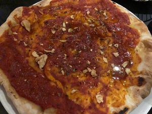 Pizzabrot: mit Tomaten und Knoblauch/ pizza bread: with tomatoes and garlic  at Cafebar Essen und Trinken in Straubing