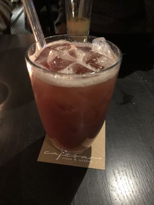 Coctail „cherry baby“: Kirsche, Maracuja, Kokossirup; alkoholfrei (keine Allergenangaben)/ cherry, maracuja, coconut sirup (no noted allergenes)  at Cafebar Essen und Trinken in Straubing