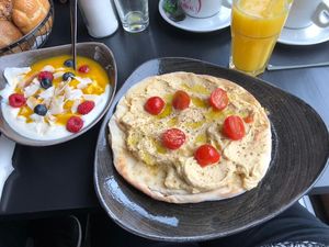 Frühstück „Tel Aviv“ mit Hummus-Pita und Pflanzenjogurt mit Früchten und Kokossplittern / breakfast „Tel Aviv“ with Hummus-Pita and plant yogurt with fruits and coconut  at Cafebar Essen und Trinken in Straubing