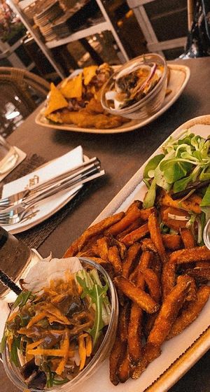 Breadless burger and nachos at Meating. Restaurant - Bar - Streetfood in Straubing