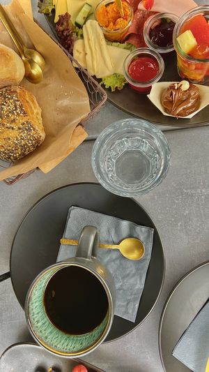 Schwarzer Kaffe mit veganer Frühstück  at Süßkunst Konditorei Café in Goldbach