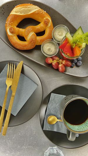 Brezel mit Frischkäse Dipp und Gemüse  at Süßkunst Konditorei Café in Goldbach