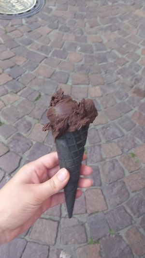 dunkle schokolade in veganer waffel 1,80€ at Gelateria Pandolfo in Weinheim