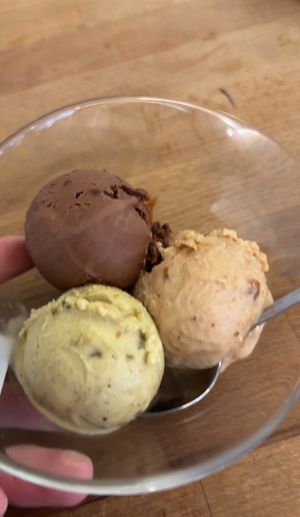 Double chocolate, apple strudel, and pistachio ice cream 🥰  at Vegelateria in Zurich