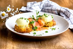daisy eggs benedict with smoked salmon at Oua si Unt Brunch Bistro in Sibiu