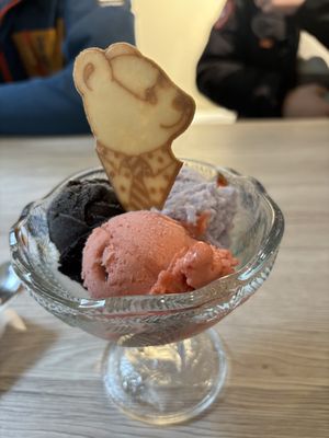 Glaces fraises, violette et chocolat véganes   at Amore Mio in Bouillon