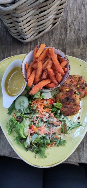 Vegane Bratlinge mit Süßkartoffelpommes und Currydip at Torhaus Möhnesee in Moehnesee