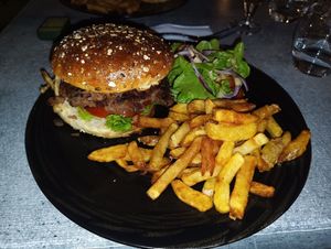 Hamburguesa Vegan + ensalada mixta con patatas fritas at L'Authentique Burger in Auxerre